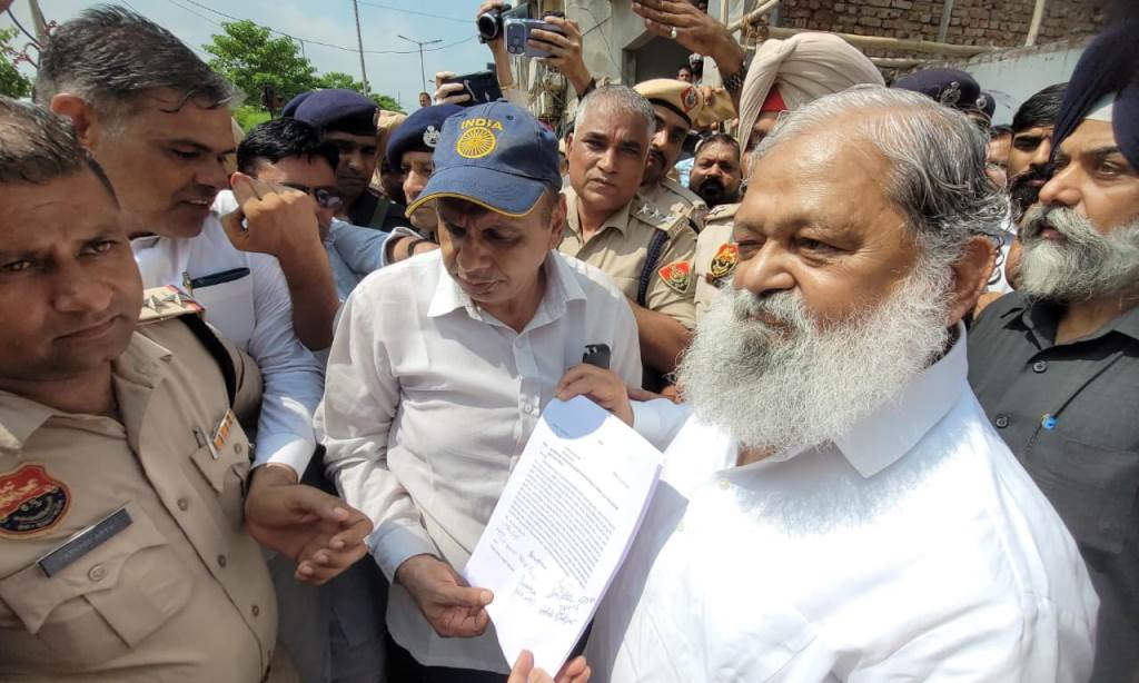 Transport Minister personally reached among the protesting roadways employees to receive the demand letter